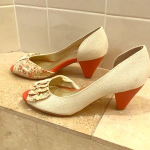 Adorable retro peep-toe kitten heels!